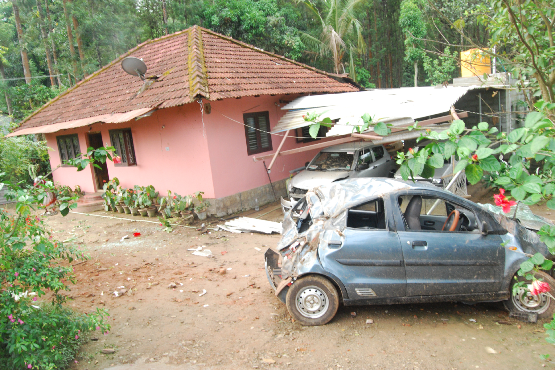 2 ಕಾರುಗಳು ಜಖಂ, ಓರ್ವನಿಗೆ ಗಾಯ